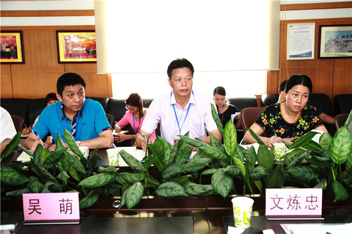 06.圖為學校戴桓標校長（中）、王開利副校長（左）、集團程琳娜主任（右）參加調研情況反饋會