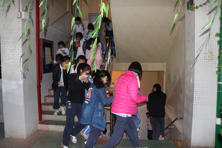 公明中英文學校舉行住宿生消防演練 公明中英文學校舉行住宿生消防演練