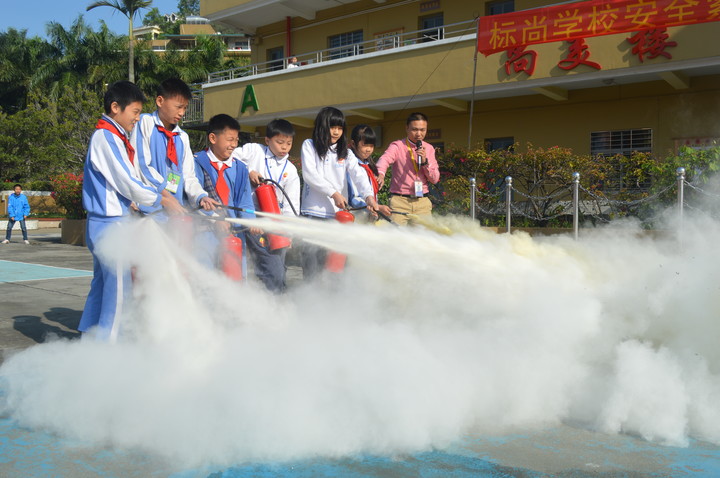 關注消防安全 提高避險能力——標尚學校舉行消防安全大演習 關注消防安全 提高避險能力——標尚學校舉行消防安全大演習