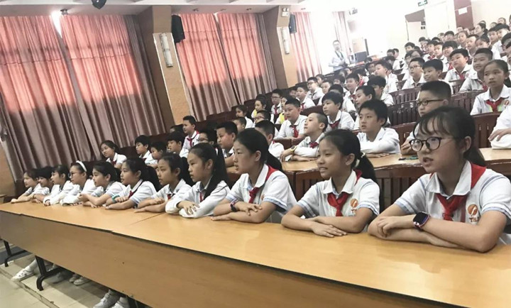 普法教育走進(jìn)中英文,做新時(shí)代合格小公民 普法教育走進(jìn)中英文,做新時(shí)代合格小公民