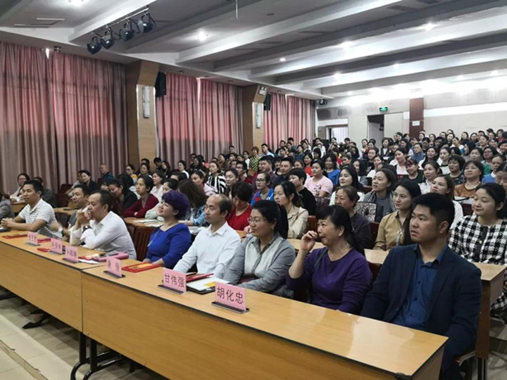 若為人父母是一場(chǎng)人生旅行,美麗風(fēng)景要靠你引領(lǐng)孩子發(fā)現(xiàn) ——致龍華中英文實(shí)驗(yàn)學(xué)校家長(zhǎng)學(xué)校開(kāi)學(xué)儀式 若為人父母是一場(chǎng)人生旅行,美麗風(fēng)景要靠你引領(lǐng)孩子發(fā)現(xiàn) ——致龍華中英文實(shí)驗(yàn)學(xué)校家長(zhǎng)學(xué)校開(kāi)學(xué)儀式